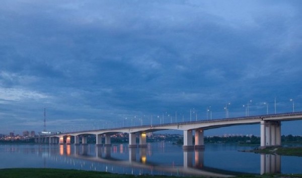 Трое иркутян на лодке врезались в опору Академического моста Трое иркутян на лодке врезались в опору Академического моста