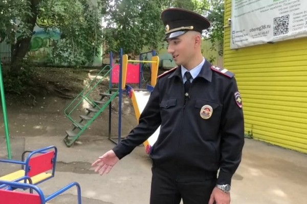 
                Полицейский помог эвакуировать женщин и детей из горящего кризисного центра в Иркутске
                
            