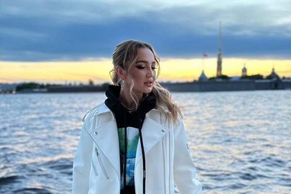 
                Певица Ольга Бузова прилетела в Иркутск
                
            