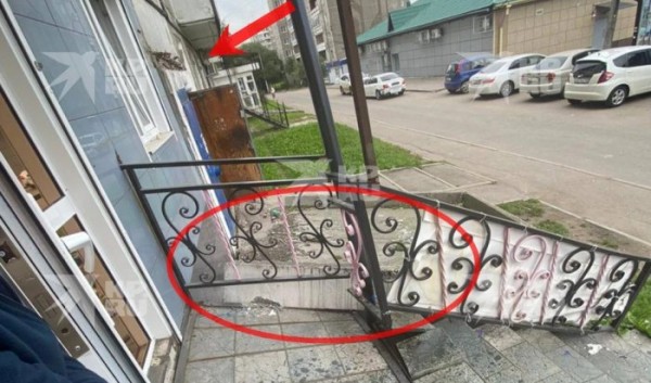 &laquo;КП-Иркутск&raquo;: В&nbsp;Иркутске на&nbsp;землю упал бетонный козырек подъезда                            