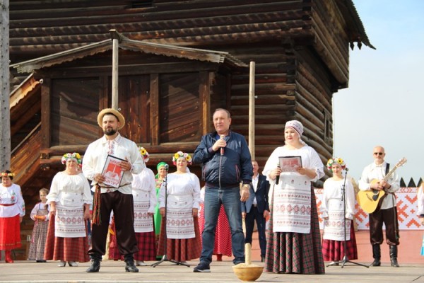 Впервые звание "Народный мастер Иркутского района" присвоено на фестивале "Багач"
Впервые звание "Народный мастер Иркутского района" присвоено на фестивале "Багач"
