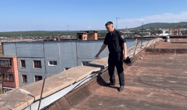 В&nbsp;Братске участковый спас девочку с&nbsp;крыши 9-этажного дома (Видео)                            