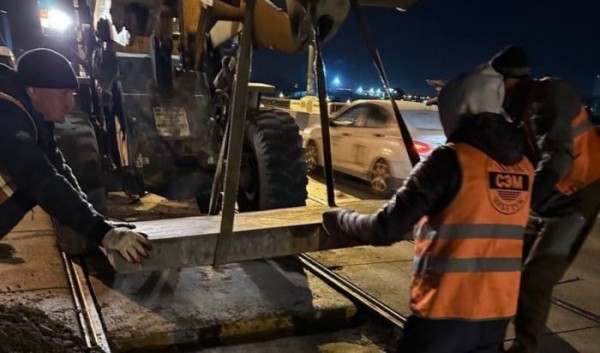 На&nbsp;Глазковском мосту в&nbsp;Иркутске меняют бетонное покрытие трамвайных путей                            