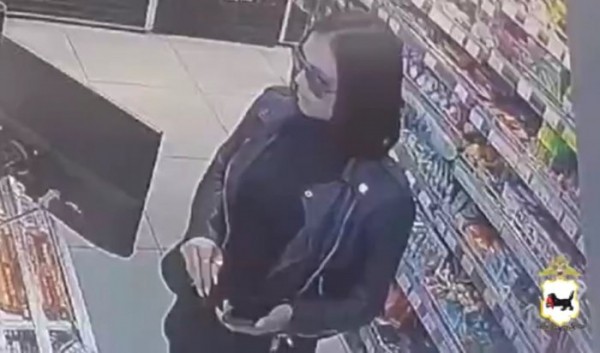 В&nbsp;Иркутске разыскивают брюнетку, которая может быть причастна к&nbsp;пропаже денег с&nbsp;карты 20-летней девушки                            