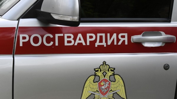 У школы в Иркутске задержали психически нездорового мужчину и передали врачам