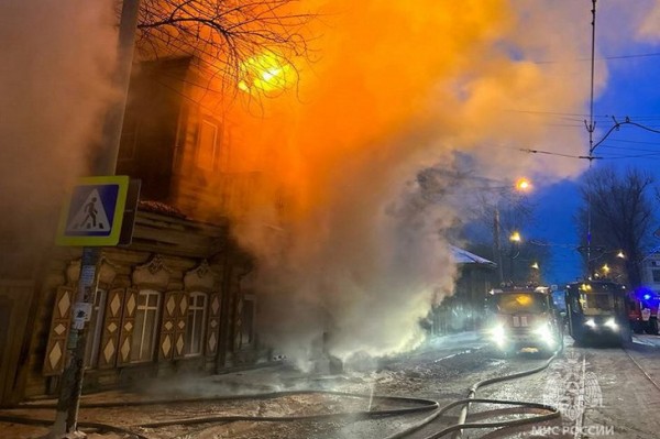 
                В центре Иркутска горел деревянный двухэтажный дом
                
            