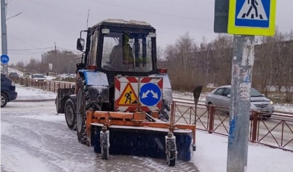 На дорогах Иркутска проводят противогололедную обработку                            