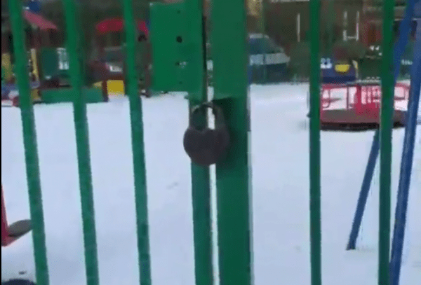 В&nbsp;Иркутске жители одного из&nbsp;домов запрещают играть посторонним на&nbsp;детской площадке (Видео)                            