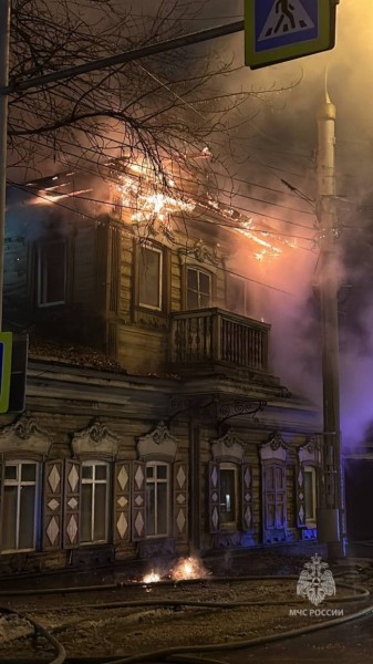 Деревянный дом горел в центре Иркутска Деревянный дом горел в центре Иркутска