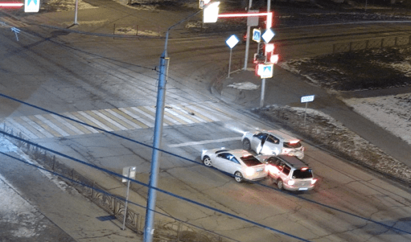 Водитель Subaru столкнулся с двумя автомобилями в Иркутске (Видео) Водитель Subaru столкнулся с двумя автомобилями в Иркутске (Видео)