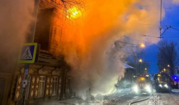 Деревянный дом горел в центре Иркутска Деревянный дом горел в центре Иркутска
