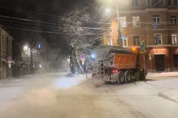 
                В морозы городские службы усилили противогололедную обработку дорог в Иркутске
                
            