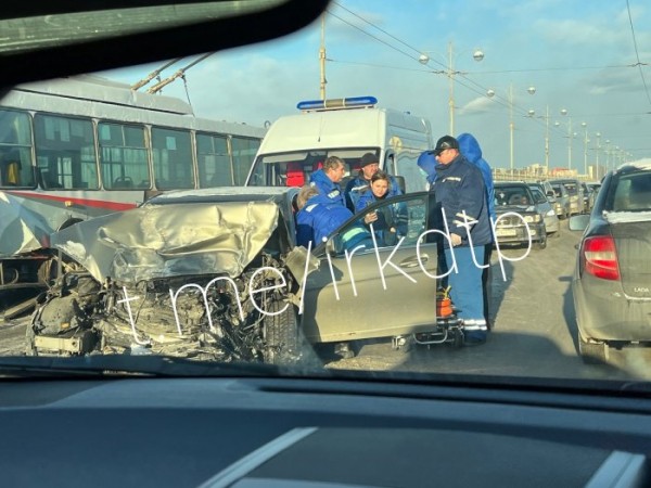 Два троллейбуса и две легковушки попали в ДТП на плотине в Иркутске Два троллейбуса и две легковушки попали в ДТП на плотине в Иркутске