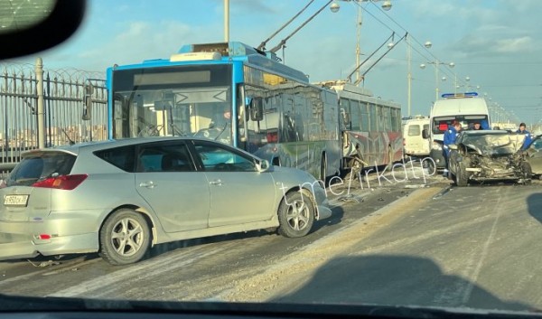 Два троллейбуса и две легковушки попали в ДТП на плотине в Иркутске Два троллейбуса и две легковушки попали в ДТП на плотине в Иркутске