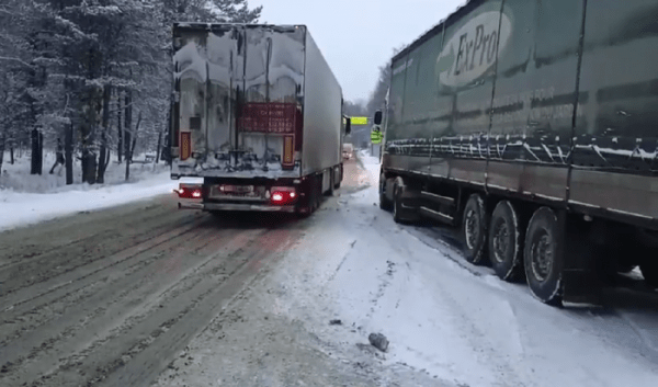 В Слюдянском районе из-за непогоды ограничили движение большегрузов В Слюдянском районе из-за непогоды ограничили движение большегрузов