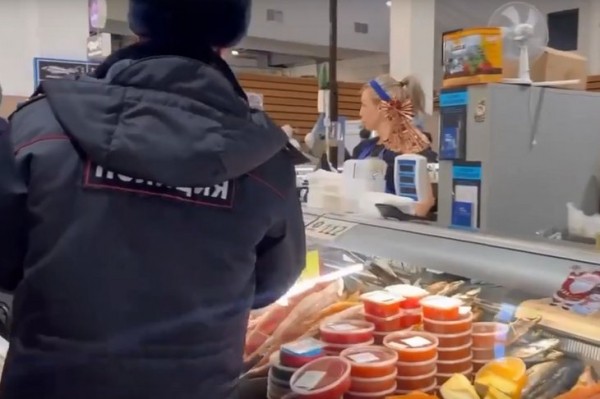 В Иркутске полицейские выявили факты продажи икры без маркировки и документов
В Иркутске полицейские выявили факты продажи икры без маркировки и документов
