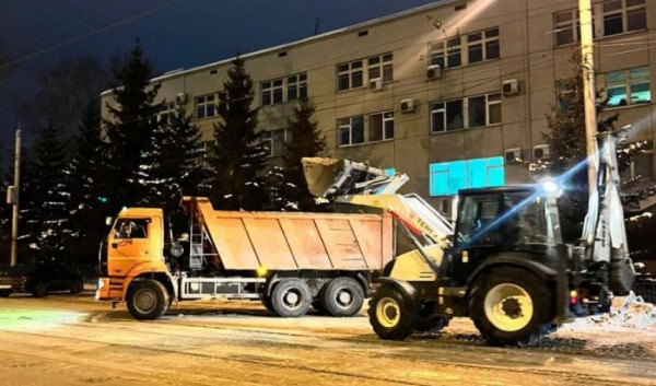 Противогололедную обработку дорог проводят в Иркутске Противогололедную обработку дорог проводят в Иркутске