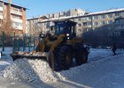 
                В Ленинском округе Иркутска начали очищать с помощью спецтехники дворы жилых домов
                
            