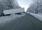 
                На трассе в районе Мурино Слюдянского района ограничили движение из-за съехавшей в кювет фуры
                
            