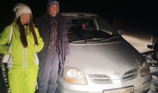 Автомобиль провалился в трещину на льду реки Ола                            