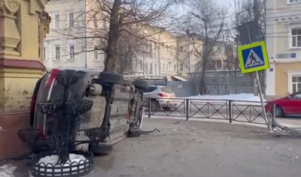 Иномарка вылетела на тротуар в центре Иркутска Иномарка вылетела на тротуар в центре Иркутска