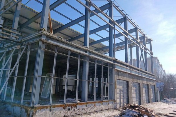 
                На Сурнова и Баррикад сносят незаконно построенные магазины автозапчастей
                
            