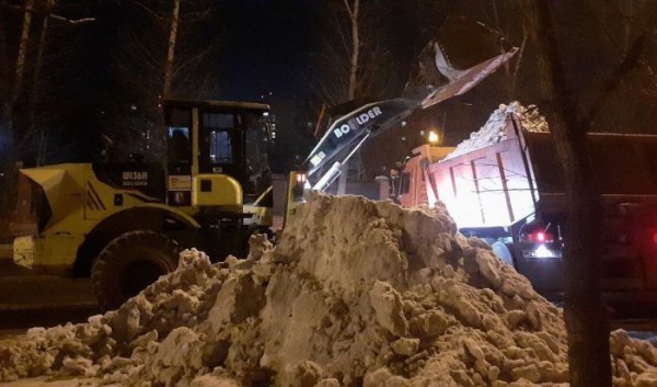 В Иркутске продолжает очистка улиц от снега В Иркутске продолжает очистка улиц от снега