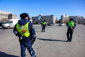 
                Сотрудники ГИБДД и ГК &laquo;Первая автоколонна&raquo; поздравили иркутянок с 8 Марта
                
            