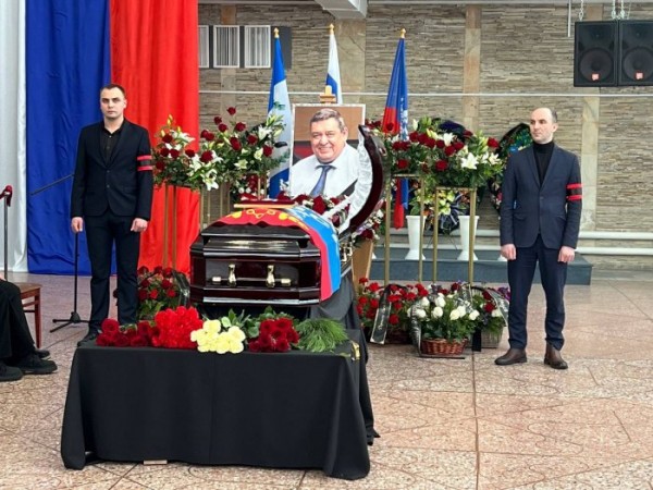 Жители Саянска попрощались со&nbsp;своим мэром Олегом Боровским                            