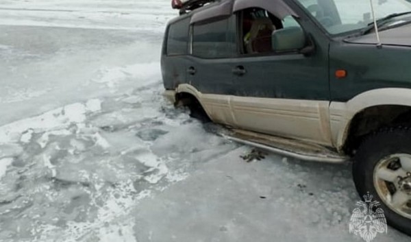 Автомобиль провалился на льду Байкала                            