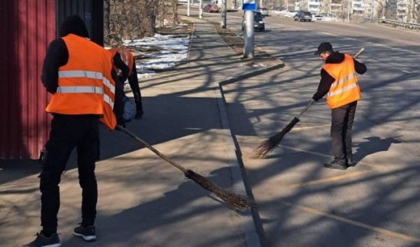 В&nbsp;Иркутске продолжается очистка остановок                            