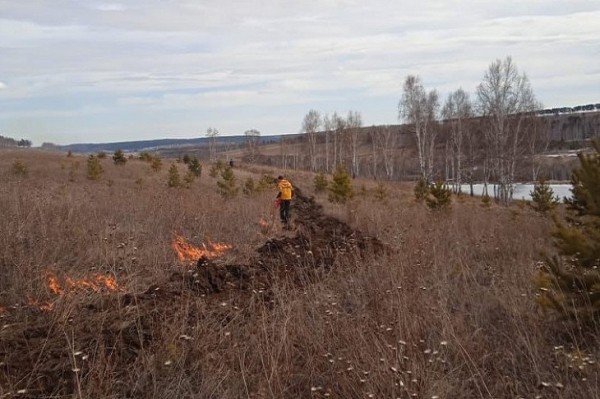 В Иркутской области за сутки потушили шесть лесных пожаров
В Иркутской области за сутки потушили шесть лесных пожаров