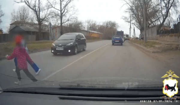 В Иркутске двое девочек попали под колеса автомобиля В Иркутске двое девочек попали под колеса автомобиля