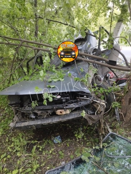 В Иркутске двое подростков вдребезги разбили машину, врезавшись в стол В Иркутске двое подростков вдребезги разбили машину, врезавшись в стол