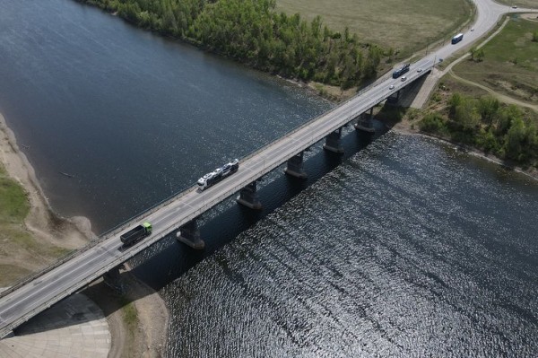 
                Поток транспорта при ремонте моста на реке Белая в Усольском районе регулируют вручную
                
            