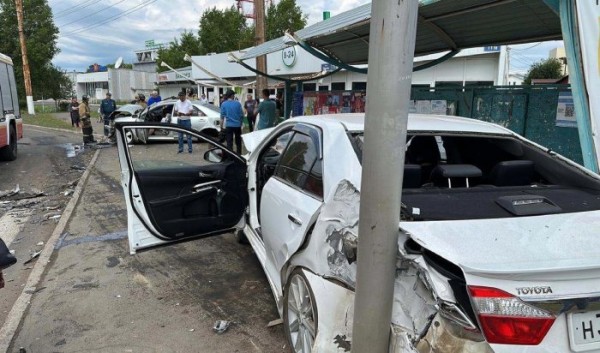 В&nbsp;Братске автоледи снесла остановку и&nbsp;врезалась в&nbsp;аптеку                            
