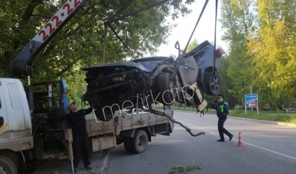 В Иркутске двое подростков вдребезги разбили машину, врезавшись в стол В Иркутске двое подростков вдребезги разбили машину, врезавшись в стол