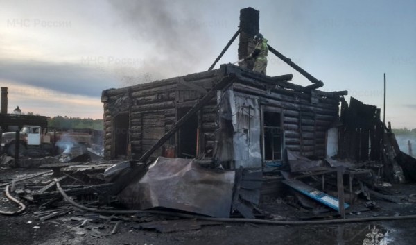 В Приангарье два дома сгорели из-за игр со спичками В Приангарье два дома сгорели из-за игр со спичками