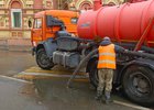 
                В Иркутске убирают сломанные ветром ветви деревьев и чистят ливневую канализацию после дождя
                
            