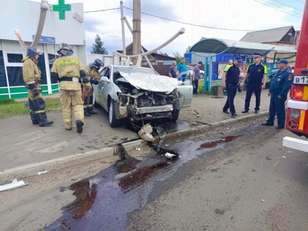 В&nbsp;Братске автоледи снесла остановку и&nbsp;врезалась в&nbsp;аптеку                            
