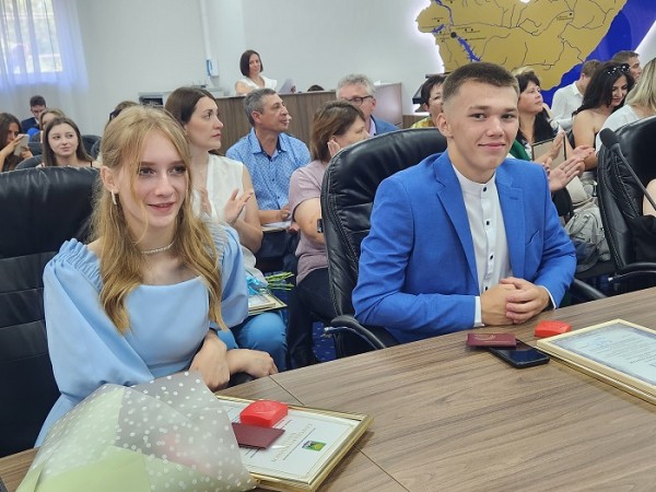 В Иркутском районе чествовали выпускников-медалистов
В Иркутском районе чествовали выпускников-медалистов
