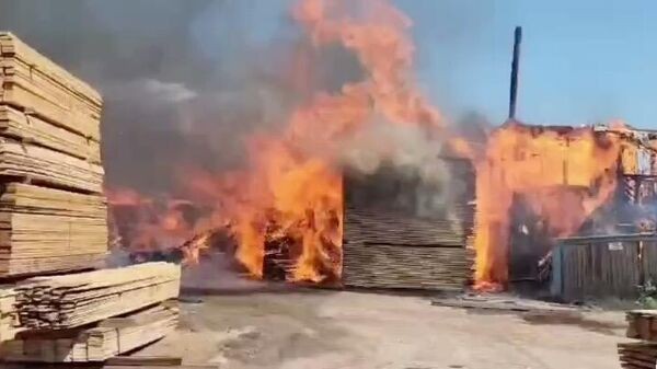 В Братске ликвидировали открытое горение на складе, где произошел крупный пожар