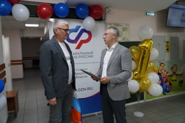 &laquo;Ростелеком&raquo; подарил Центру общения старшего поколения Иркутска учебники по работе на смартфоне                            