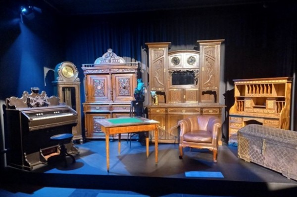 
            Натюрморт с буфетом без головы льва
            
        