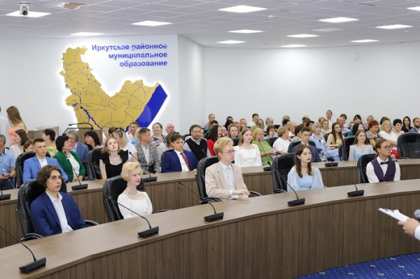 В Иркутском районе чествовали выпускников-медалистов
В Иркутском районе чествовали выпускников-медалистов
