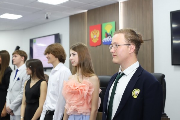 В Иркутском районе чествовали выпускников-медалистов
В Иркутском районе чествовали выпускников-медалистов