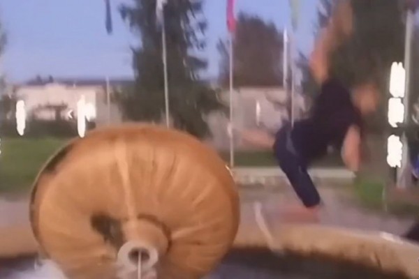 
                В Хомутово вандалы-подростки сломали фонтан
                
            