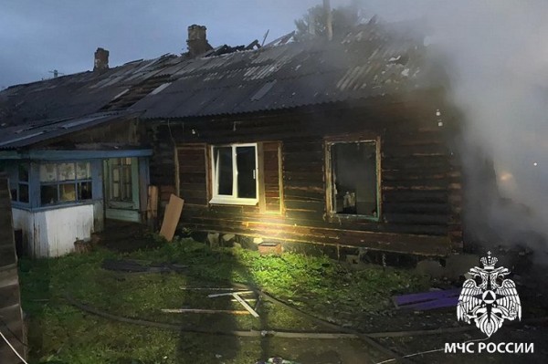 Мужчина и женщина погибли при пожаре в деревянном доме в Бодайбо
Мужчина и женщина погибли при пожаре в деревянном доме в Бодайбо