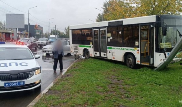 Водитель автобуса заехал на газон в Ленинском округе Иркутска                            
