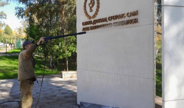 В Иркутске готовят памятники к зиме                            